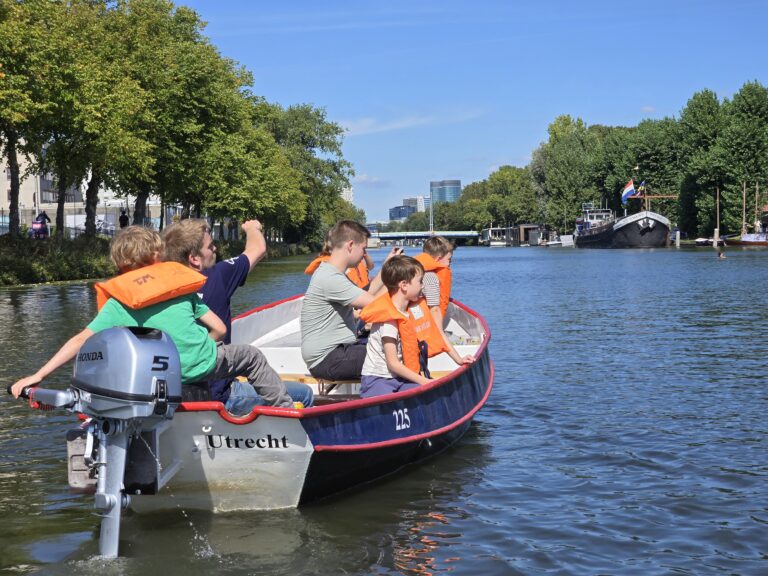 Scouts zetten 10×5-tent op tijdens zonnige opkomst